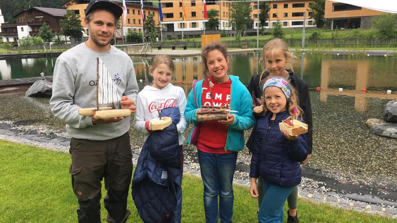 Die Kinder hatten bei der Ferienbetreuung im Klostertal viel Spaß mit den selbst gebauten Booten. Foto: Privat, Bildrechte REGIO Klostertal-Arlberg