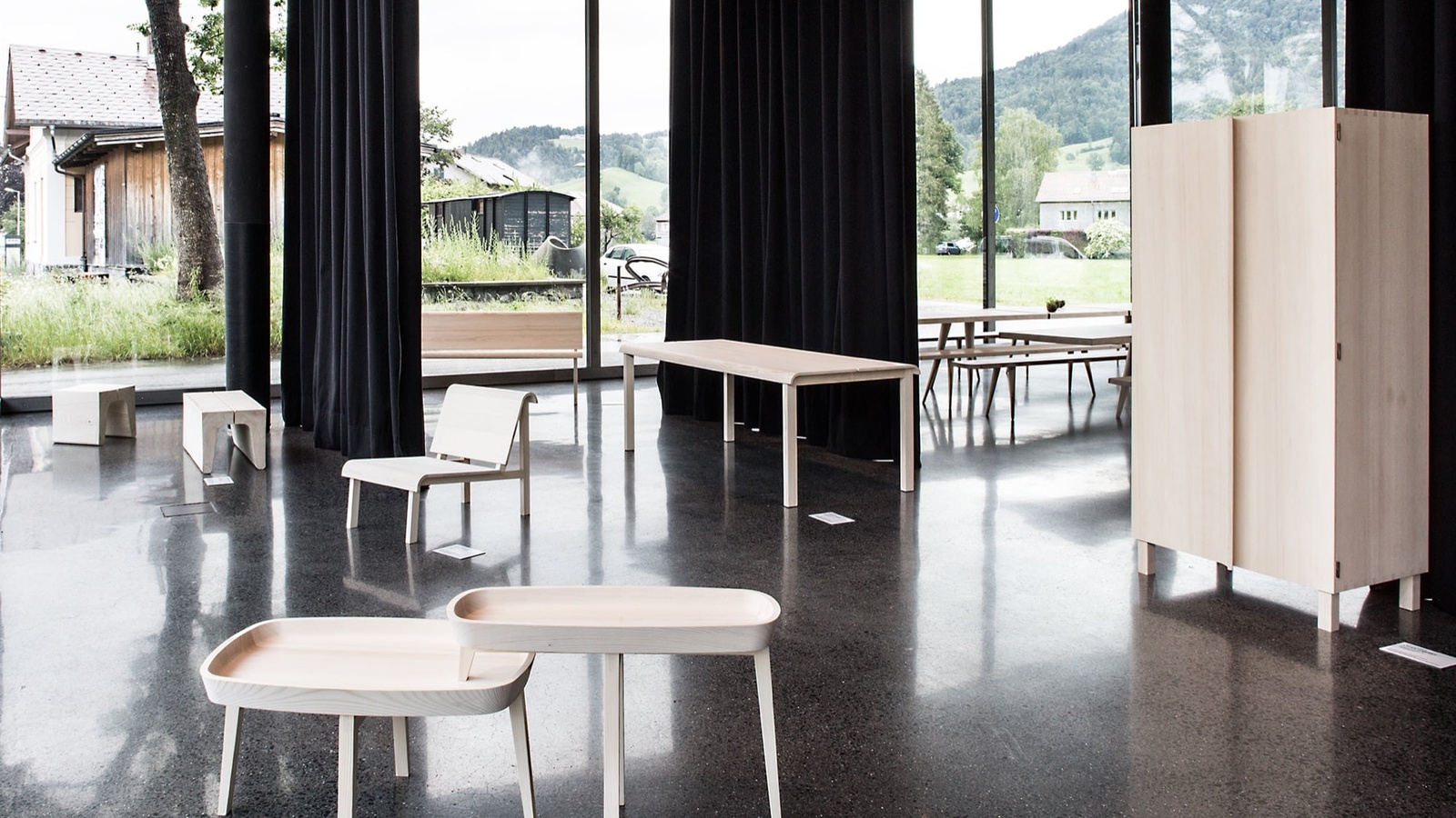 Die Sommerausstellung im Werkraumhaus zeigt Gemeinschaftsarbeiten von Designer*innen aus Deutschland und Handwerkern aus dem Bregenzerwald. Foto: Roswitha Schneider