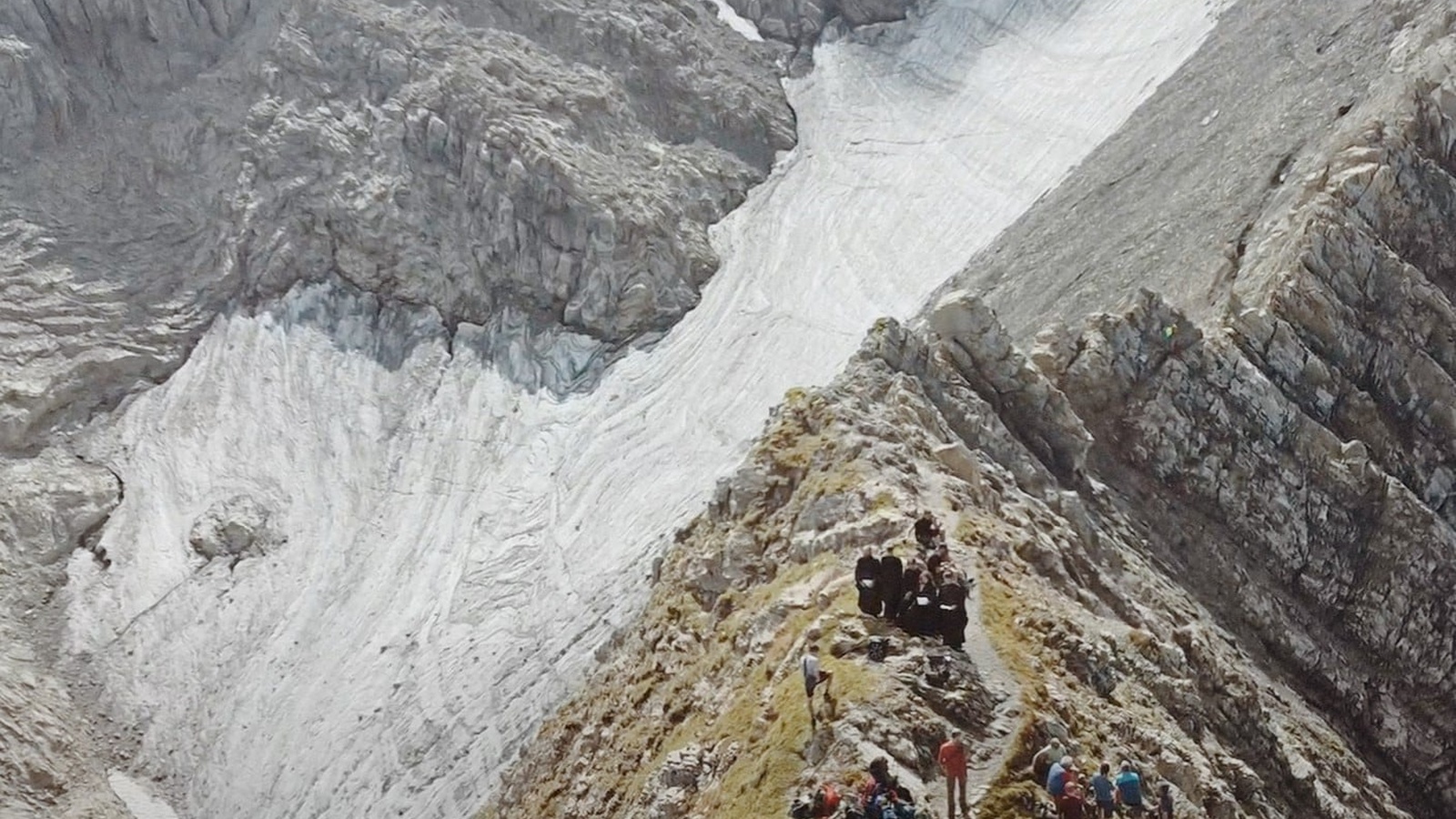Direkt am Gipfel der Roten Wand und an der Alpe Klesenza nahmen die Teilnehmenden Abschied vom schmelzenden Gletscher - verbunden mit der Aufforderung, rasche Maßnahmen gegen den Klimawandel zu setzen. Foto: Christoph Eberl, Sympoietic Society