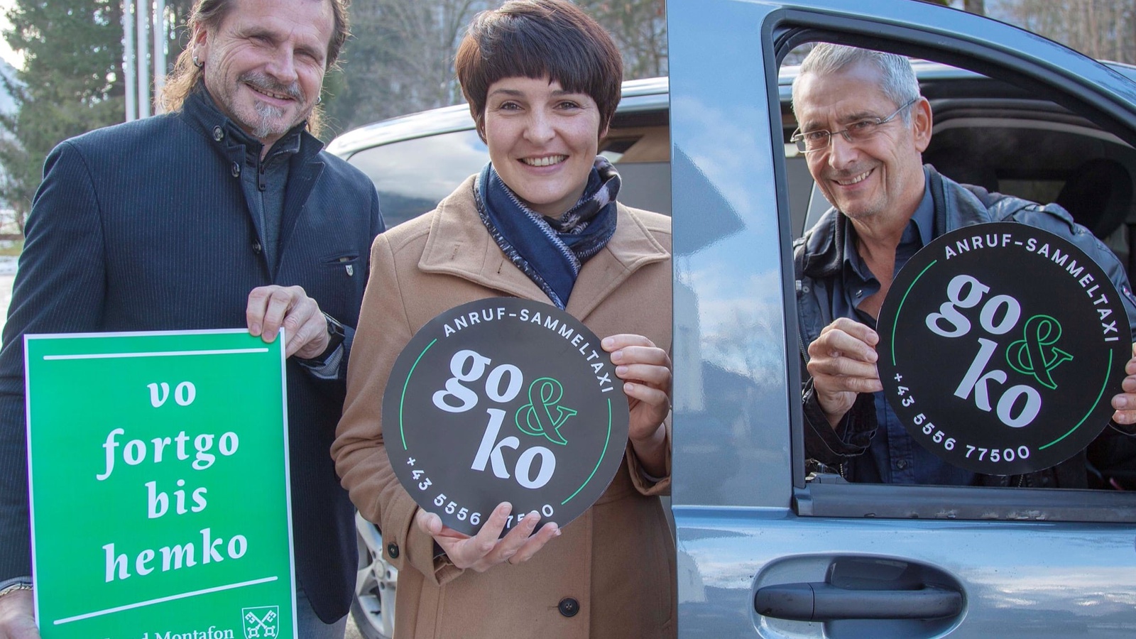 Standesrepräsentant Bgm. Herbert Bitschnau, die LAbg. Monika Vonier und „go&ko“-Betreiber Thomas Tröszter freuen sich über den Start des Montafoner Anruf-Sammeltaxis. (Foto: www.meznar.media)