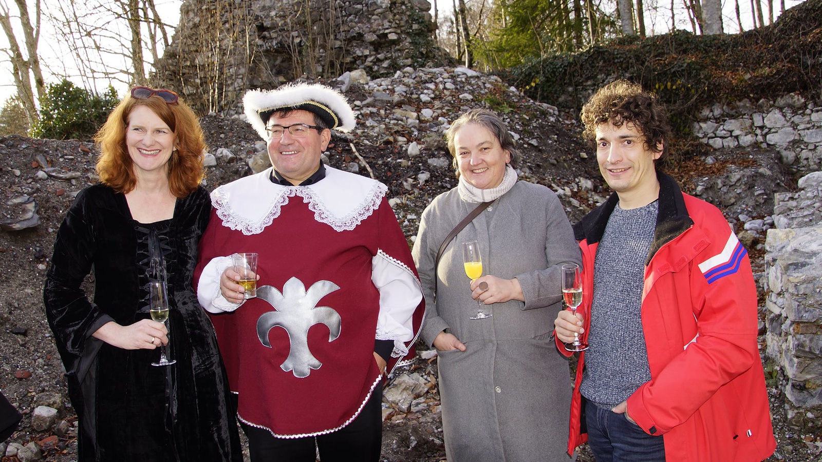 Gäste bei der Grundsteinlegung (v.l.): Alexandra Wucher, Willi Müller, Barbara Neyer, Peter Steurer (Regio-V). Foto: Verein Burgfreunde Blumenegg