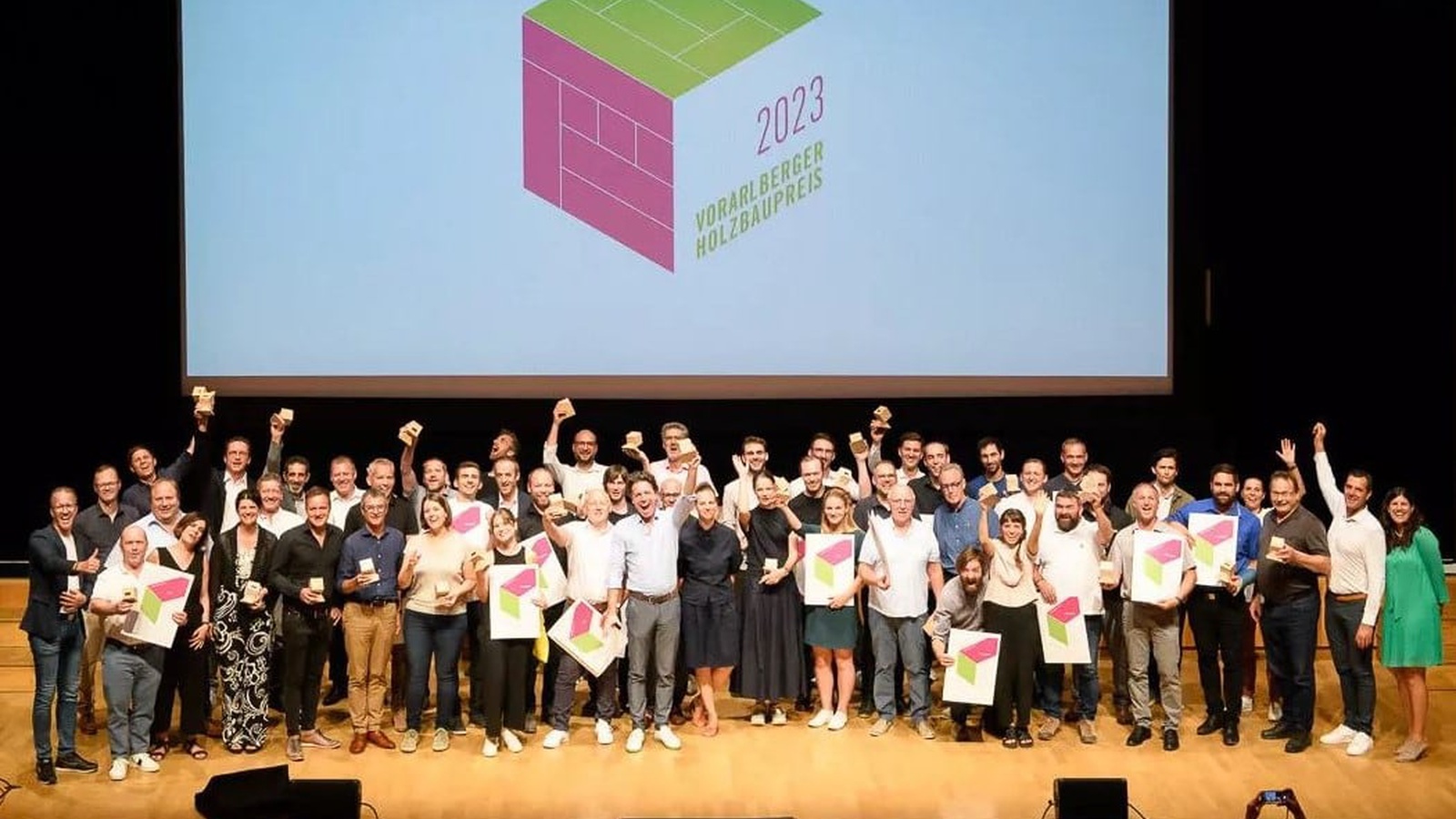 Die Verleihungsfeier zum Holzbaupreis fand am 14. Juli 2023 in Götzis statt, mit anschliessendem Holzbaufest auf dem Vorplatz der Kulturbühne AMBACH inmitten riesiger Sägeholzstapel und clever designten Sitzwürfeln. Foto: Eva Sutter