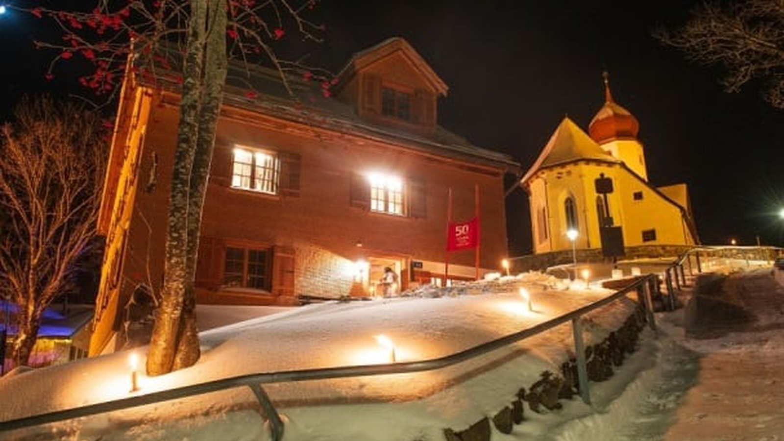 Die Kulisse Pfarrhof Damüls ist ein wertvoller Beitrag für das kulturelle Leben der Gemeinde und auch der neue Begegnungsort im Außenbereich wird sehr gut angenommen..