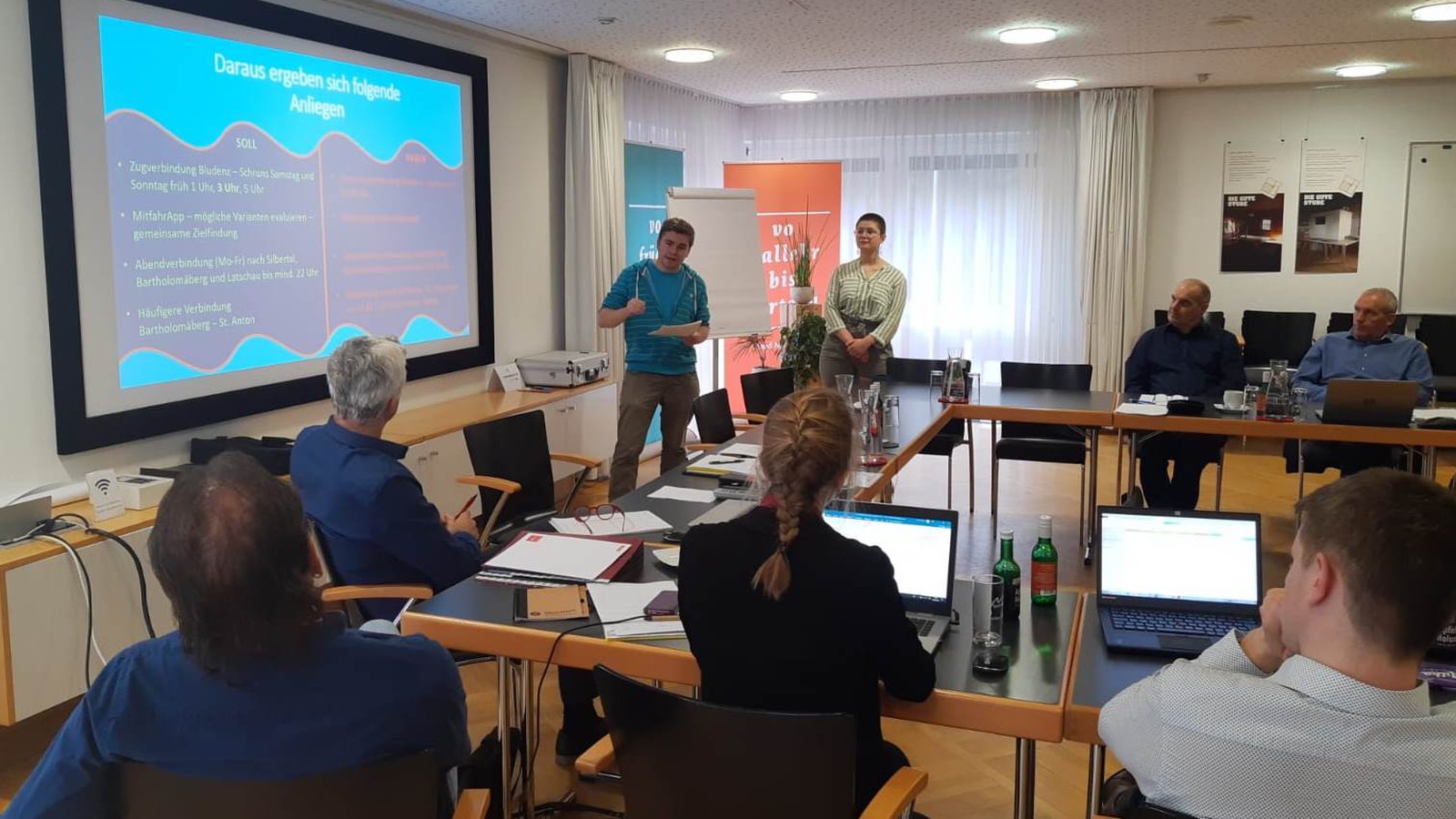 Vertreter*innen des Jugendforums machten den Bürgermeistern des Montafons Vorschläge, wie die Mobilität für Jugendliche verbessert werden kann. Foto: Stand Montafon