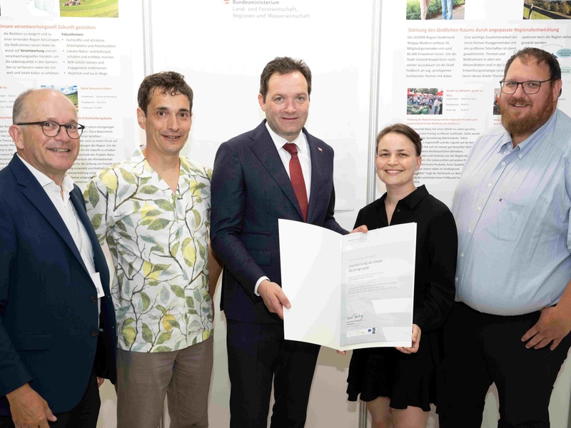 Bundesminister Norbert Totschnig (Bildmitte), Mitarbeiter*innen Regio-V und Land Vorarlberg (Abt. Landwirtschaft und ländlicher Raum). Foto: Rene Hemerka, BML