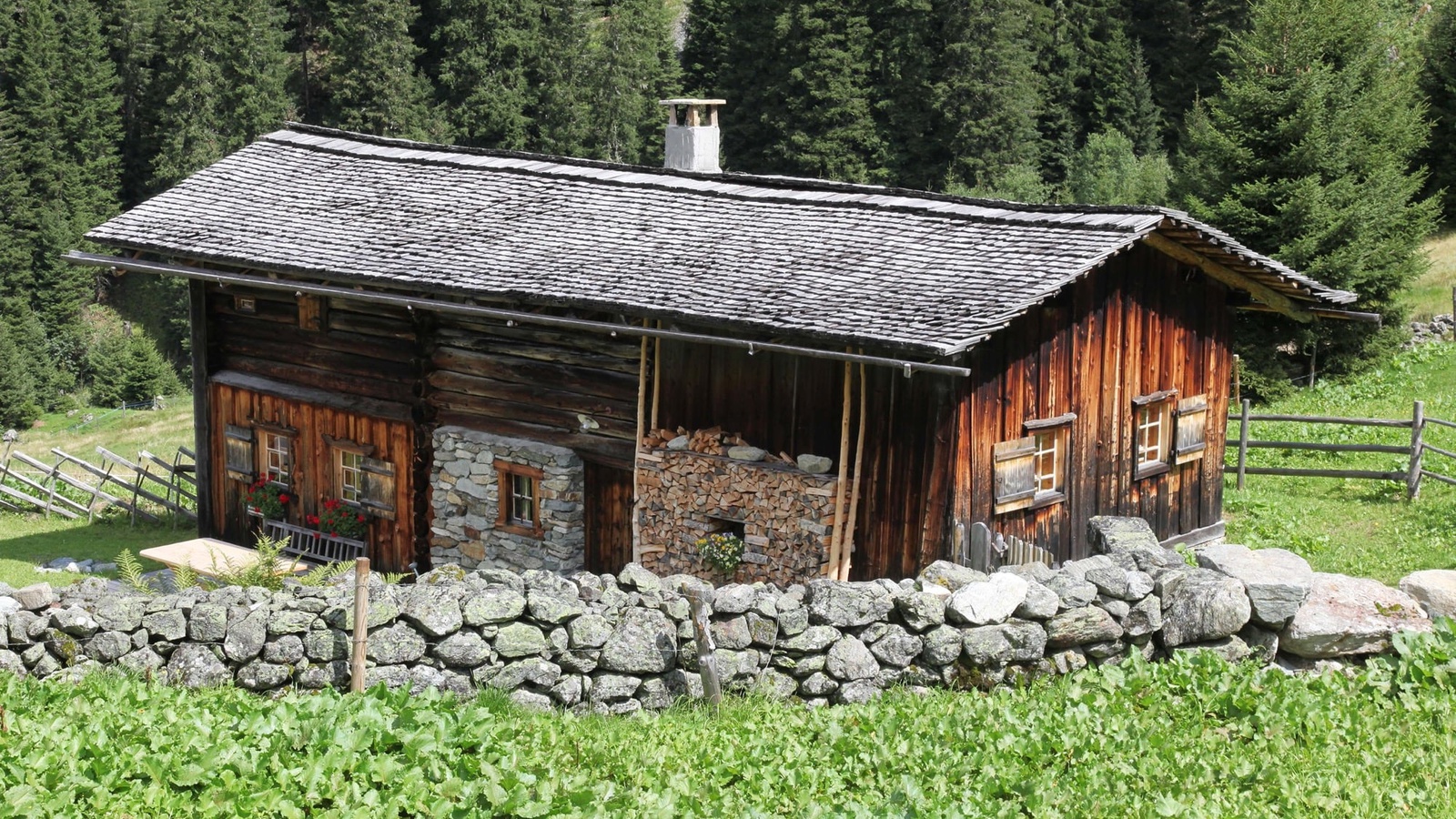 Aktuell wird beim Projekt „Werkzeugkoffer Maisäßsanierung“ am Handbuch und der Wanderausstellung gearbeitet. Foto: Stand Montafon/www.meznar.media