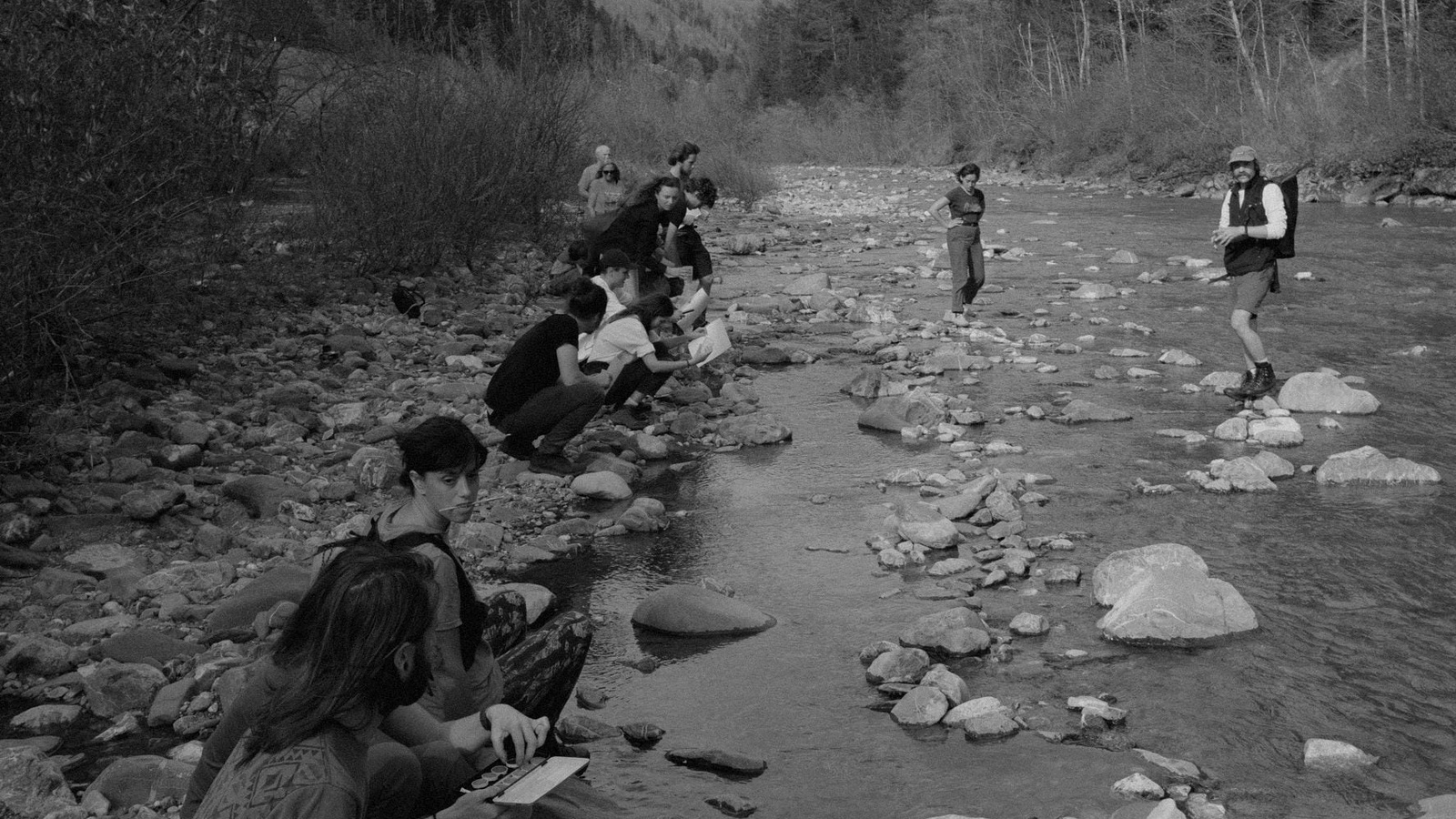 Eine Ausstellung stellt die Gedanken einer internationalen Gruppe zur Beziehung Natur und Mensch am Beispiel Wasser in St. Gerold vor. Foto: Stefan Kraupner