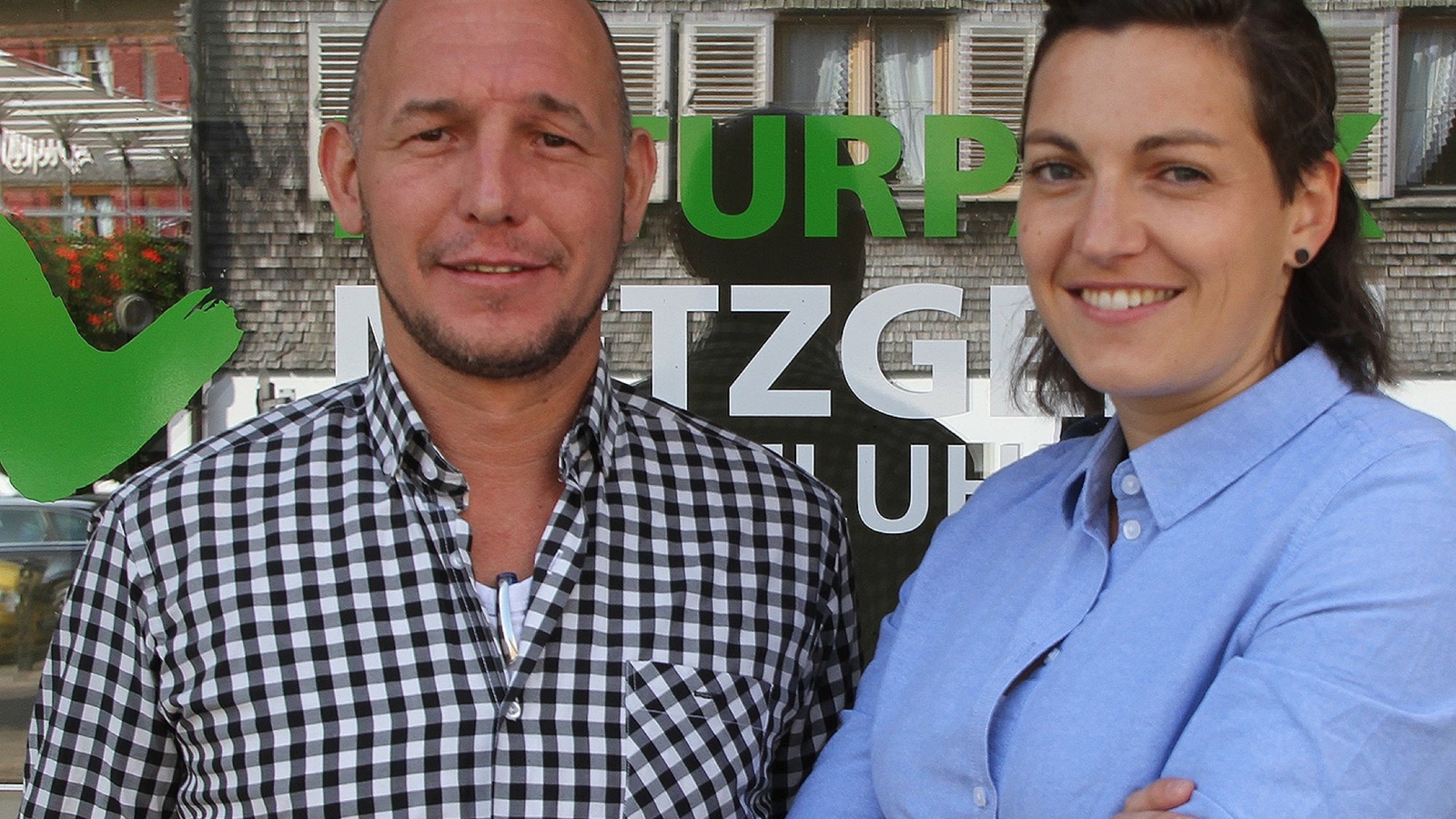 Pia Nenning unterstützt Werner Hiller bei der Eröffnung eines Ladens in Hittisau zur Vermarktung von regionalem Fleisch.