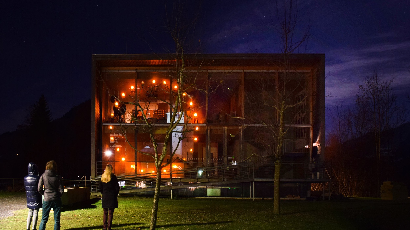 Zahlreiche Gemeinden des Bregenzerwaldes setzen mit Warnlichtern ein wichtiges Zeichen gegen Gewalt. Die Installation von Wolfgang Schwarzmann ist im Frauenmuseum Hittisau zu sehen. Foto: Frauenmuseum Hittisau