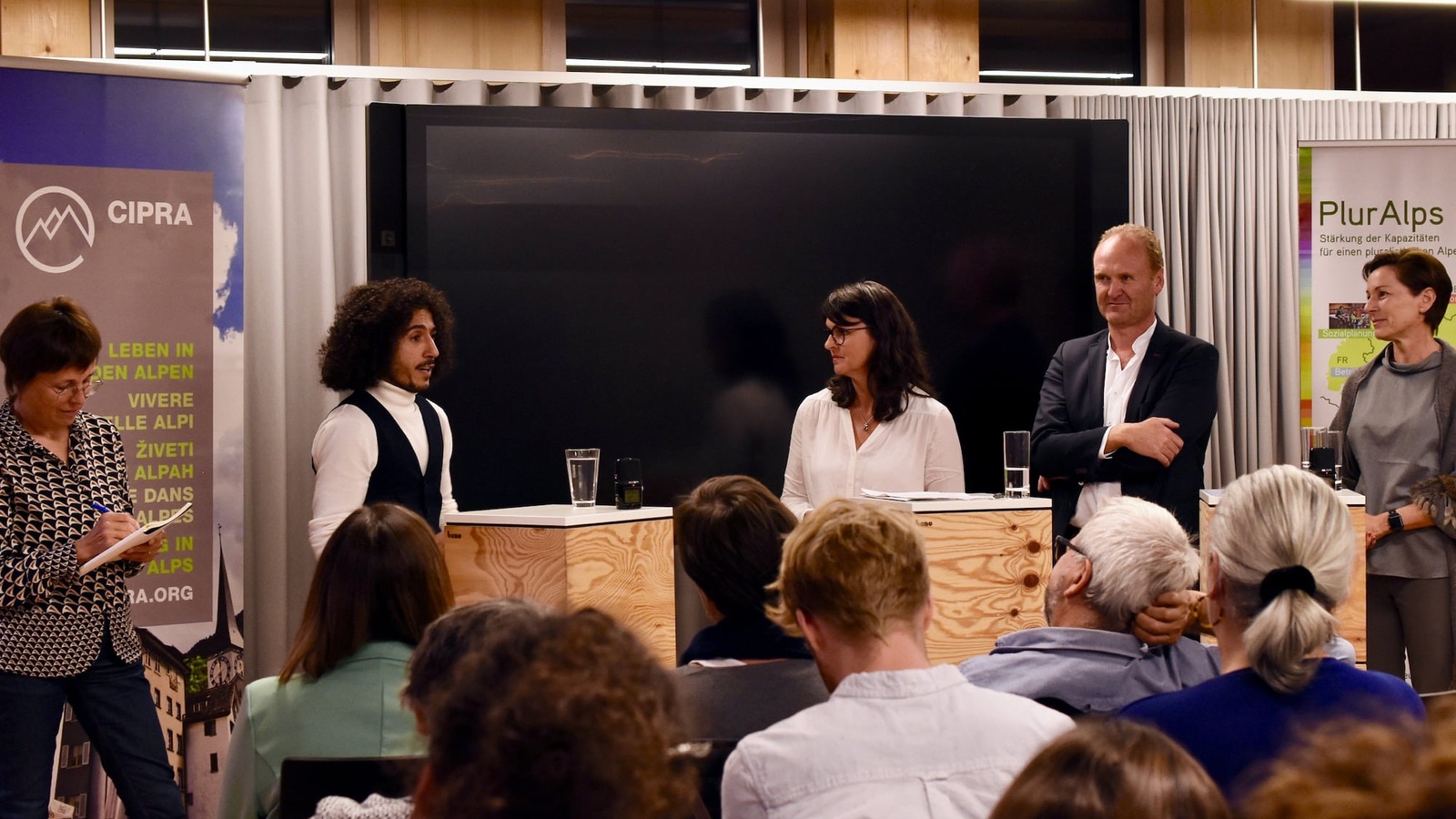 Eva Grabherr/GF «okay.zusammen leben», Omar Khir Alanam/Slam-Poet und Autor, Barbara Wülser/CO-GF CIPRA International, Guido Flatz/Bgm. von Doren, Martina Rüscher/Landtagsvizepräsidentin (v.l.n.r.). Foto: CIPRA International