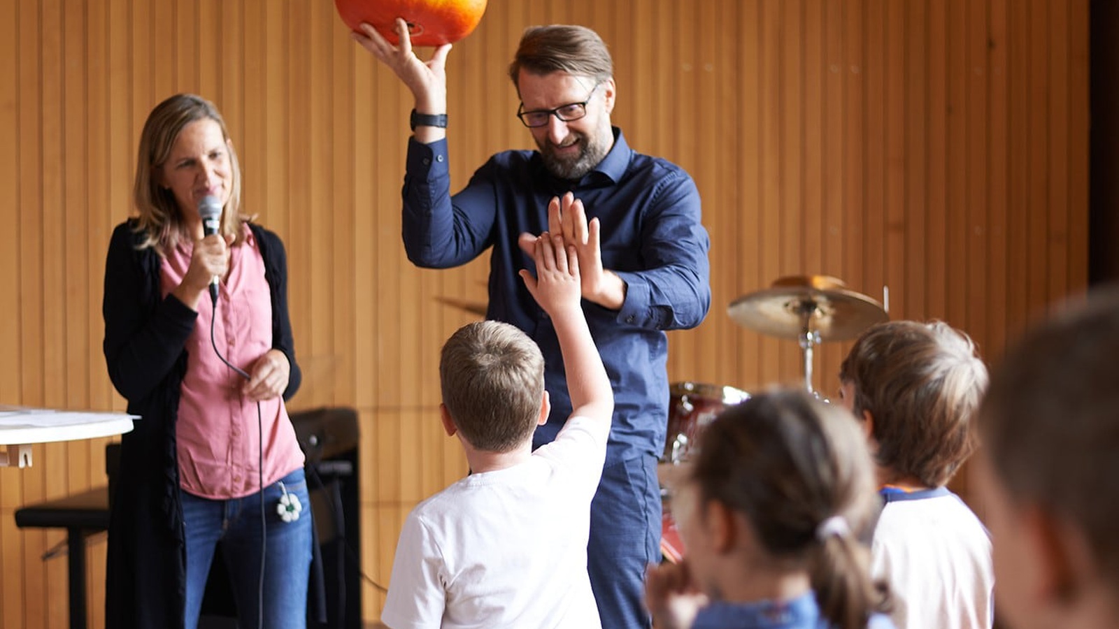 Bei der Kürbisprämierung der Volksschule wurden die Kinder für ihre selbst gepflanzten und gepflegten Kürbisse belohnt.