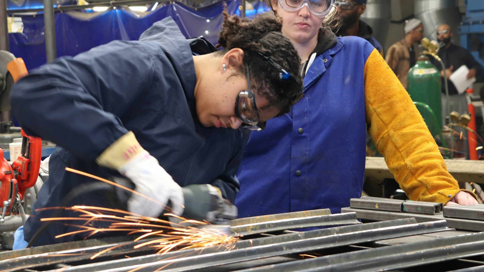 Wie Migrant:innen und weitere junge Menschen für eine Lehre im Handwerk begeistert werden können, können Ausbilder:innen in drei kostenlosen Kursen lernen. Foto: PTTI EDU auf Unsplash