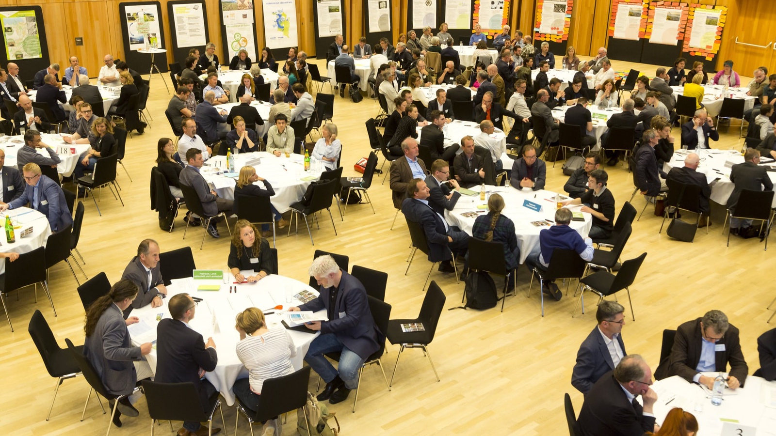 Interessengruppen diskutieren, wie das Raumbild Vorarlberg 2030 aussehen soll. Foto: D. Mathis