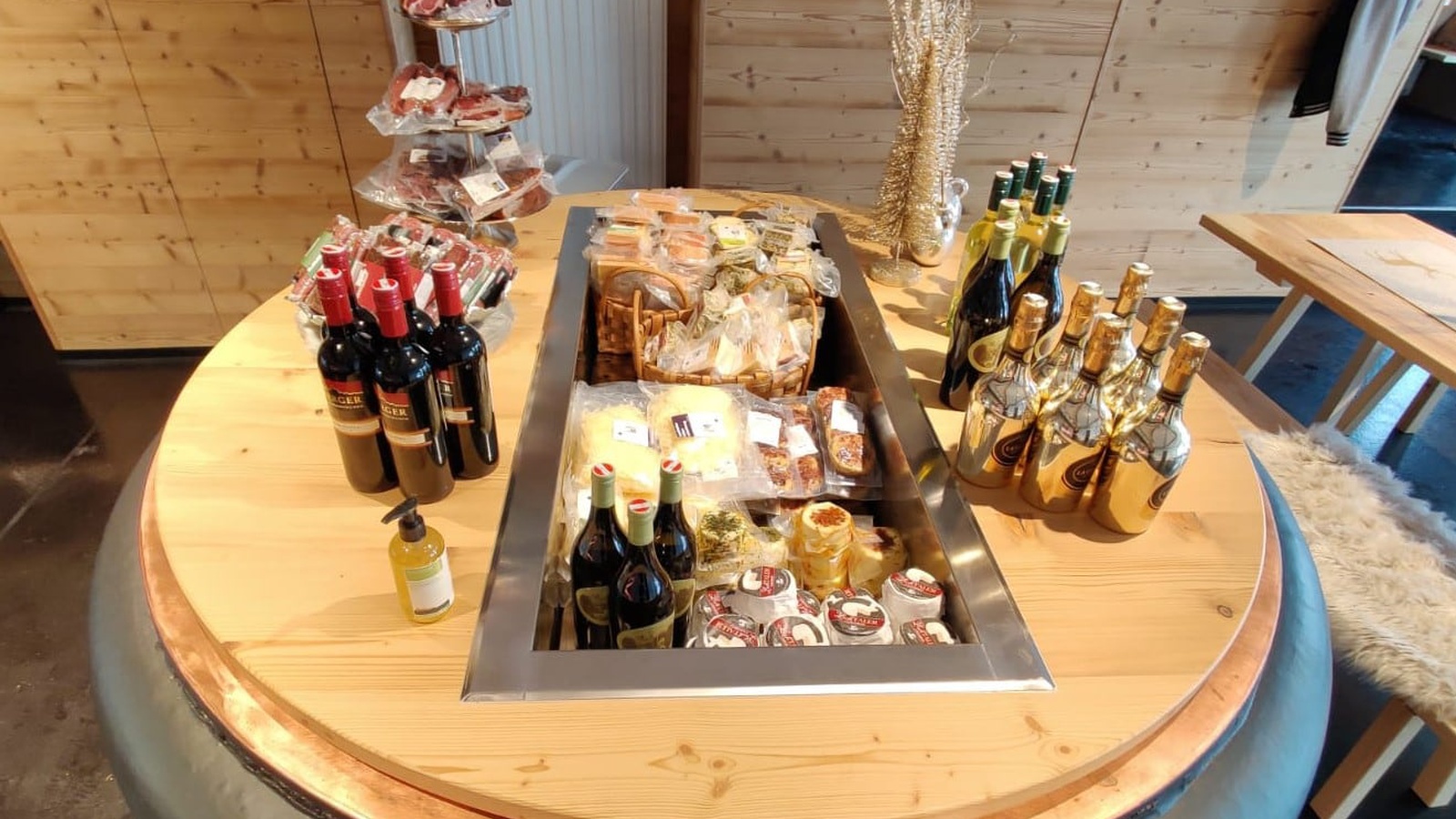 Auf dem ehemaligen Sennereikessel werden im neuen Laden regionale Produkte präsentiert. Foto: Familie Sojer