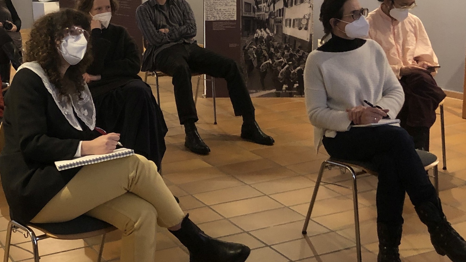 Studierende und Lehrende der Universität der angewandten Kunst entwickeln in einem Kurs neue Produkte aus der Wolle des Montafoner Steinschafs.