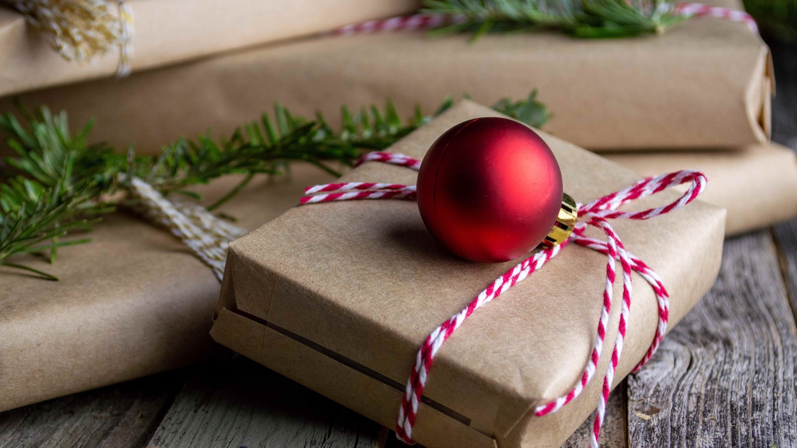 Mit Geschenken für in Not geratene Menschen können die Bregenzerwälder:innen ein Zeichen für soziale Verantwortung setzen. Foto: Mel Poole, Unsplash 