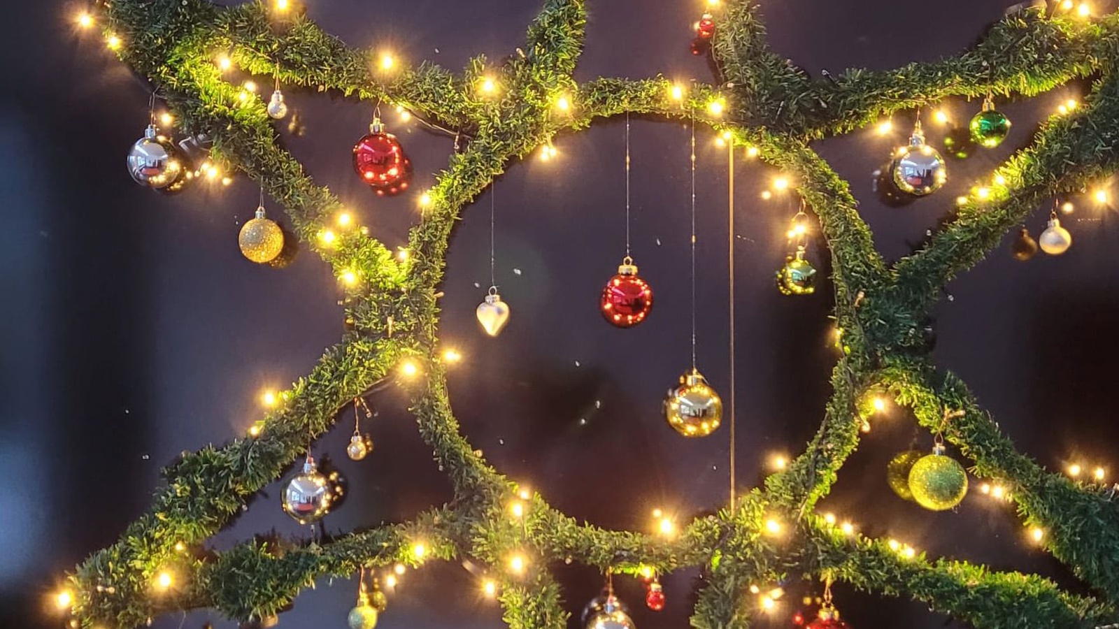 Der Weihnachtsstern im Büro der Regio-V verbrauchte in seiner ursprünglichen Funktion als Außenbeleuchtung mit 24 60-Watt-Glühbirnen pro Stunde 1,44 kWh. Jetzt verbrauchen 200 LEDs mit 3,6 Watt in der Stunde nur noch 0,0036 kWh.