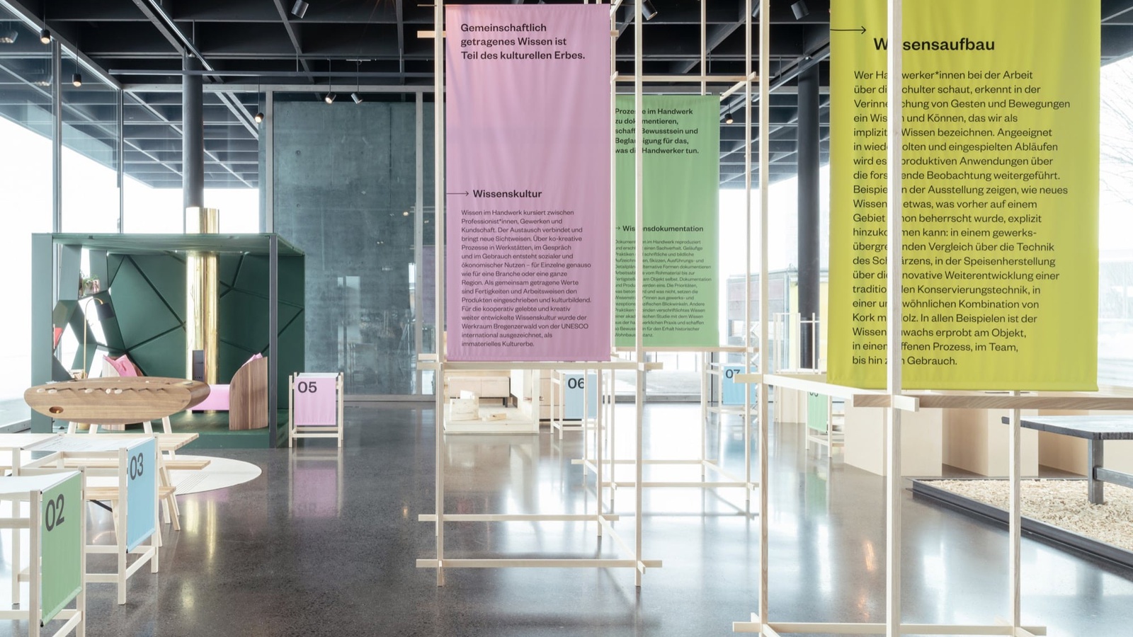 Über eine App erfahren die Ausstellungsbesucher*innen in Statements der beteiligten Handwerker*innen mehr über die Erfahrungen mit der Zusammenarbeit und ihrem Wissenszuwachs. Foto: Johannes Fink