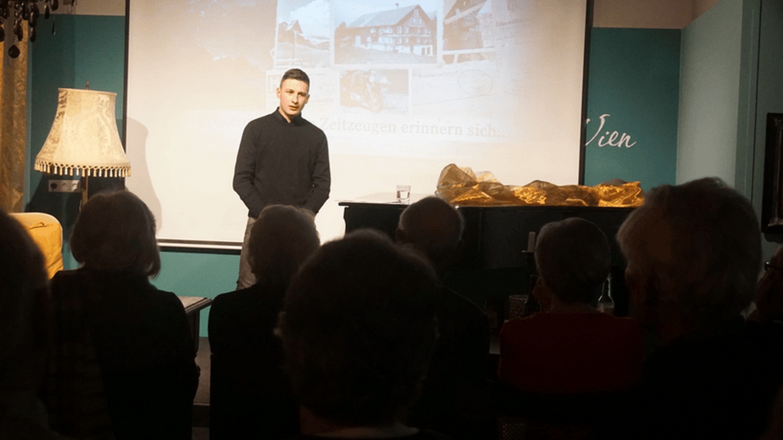 Marco Hörburger, einer der Projektbeteiligten, erklärte dem Publikum in Doren die Entstehung der Zeitzeugen-Filmdokumentation. Foto: buch:kultur:doren