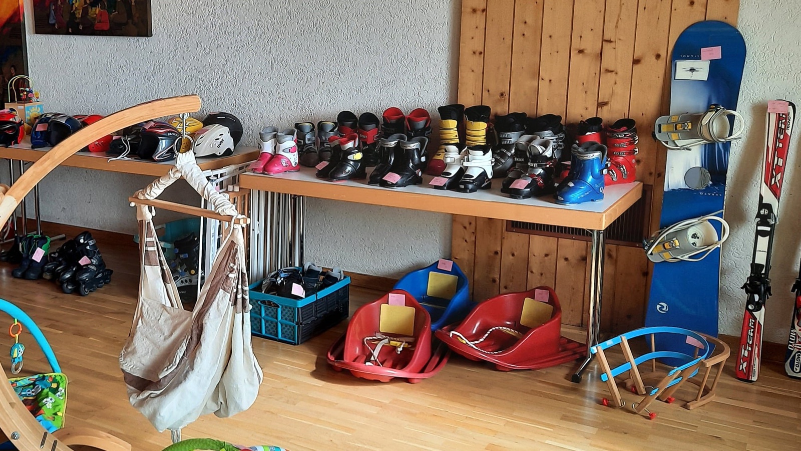 Skiausrüstung, Babyhängematte, Kleidung und vieles mehr: Gebrauchte Kinderartikel wurden Dank der Zwergenkiste weiter genutzt, statt weggeworfen zu werden.