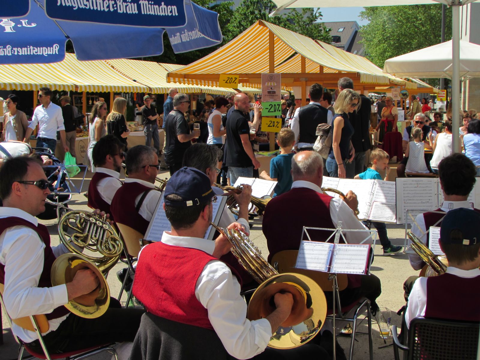 Die Harmoniemusik aus Wald am Arlberg unterhielt die Gäste auf dem Klostertalmarkt. Foto: REGIO Klostertal