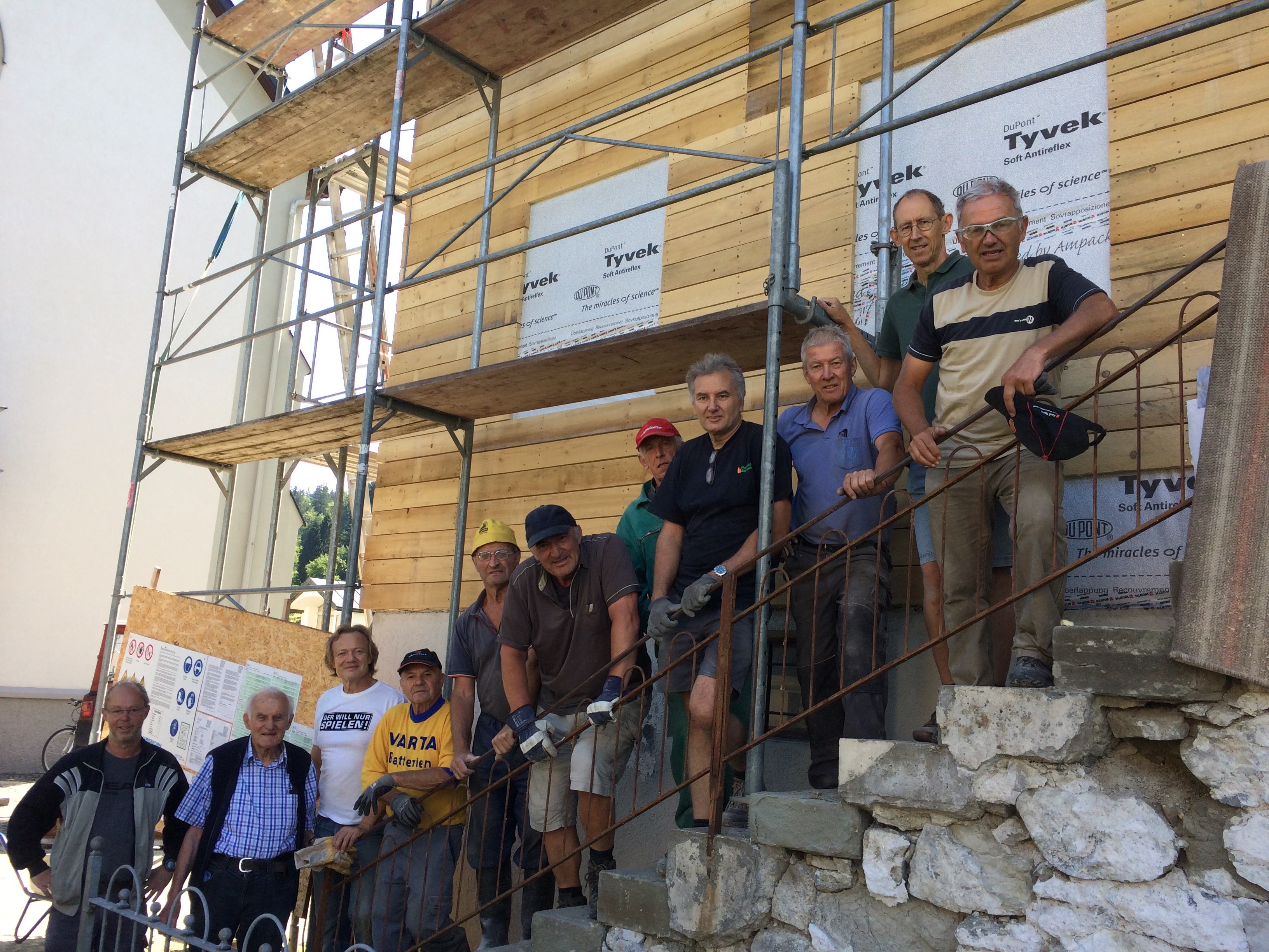 Freiwillige unterstützen die Sanierung des Pfarrhauses in Thal. Foto: Gerhard Violand