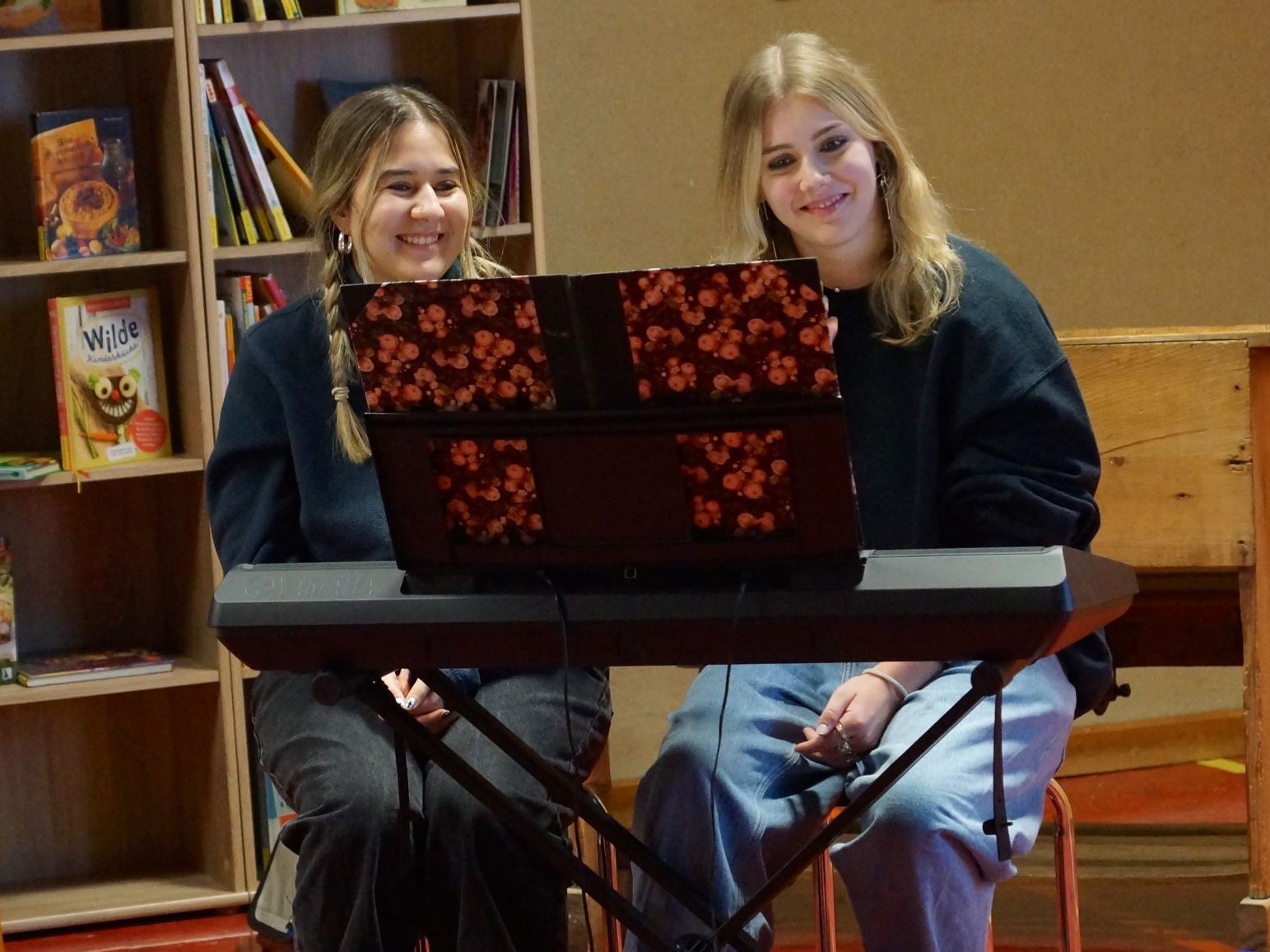Die Sängerinnen Sophia Schade und Magdalena Schneider. Foto: Petra Kai