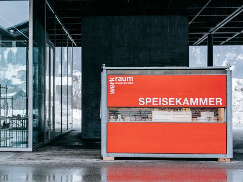 Aus der Speisekammer vor dem Werkraumhaus den eigenen Kühlschrank füllen - das geht jeden Tag, rund um die Uhr. Foto: Werkraum Bregenzerwald