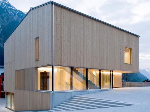 Gemeinden können regionales Holz in öffentlichen Ausschreibungen fordern. Gemeindehaus Innerbraz, Nominierung Vorarlberger Holzbaupreis 2017. Foto: Christian Flatscher