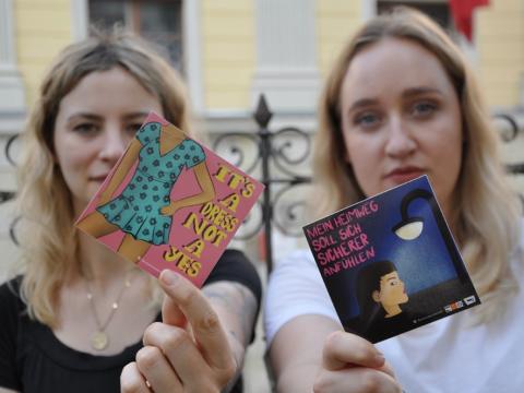 Sticker, Stofftaschen und Videoclips machen auf Gewalt an Mädchen und jungen Frauen aufmerksam. Foto: Verein Amazone