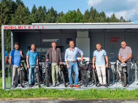 Die Bürgermeister der Vorderwald-Gemeinden freuen sich über den ChargerCube in Sulzberg, der die Kombination von Rad und Bus attraktiver macht. Foto: Mario Nußbaumer