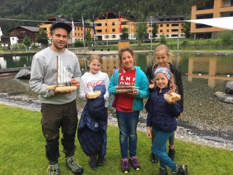 Die Kinder hatten bei der Ferienbetreuung im Klostertal viel Spaß mit den selbst gebauten Booten. Foto: Privat, Bildrechte REGIO Klostertal-Arlberg