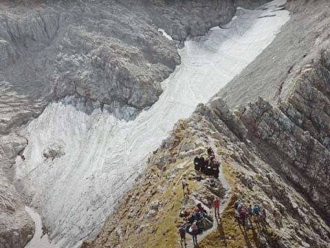 Direkt am Gipfel der Roten Wand und an der Alpe Klesenza nahmen die Teilnehmenden Abschied vom schmelzenden Gletscher - verbunden mit der Aufforderung, rasche Maßnahmen gegen den Klimawandel zu setzen. Foto: Christoph Eberl, Sympoietic Society