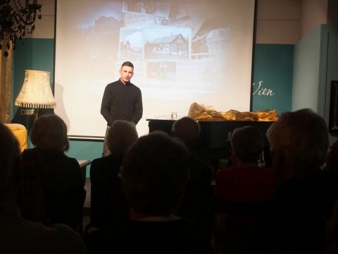 Marco Hörburger, einer der Projektbeteiligten, erklärte dem Publikum in Doren die Entstehung der Zeitzeugen-Filmdokumentation. Foto: buch:kultur:doren