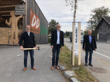  LR Christian Gantner (von links), Holz von Hier-Vertreter Erich Reiner und Thomas Sohm stellten die erste "Holz von Hier"-Stele bei der Firma Sohm HolzBautechnik in Alberschwende auf.