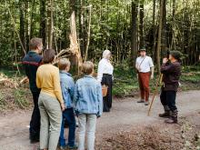 Bei einer historischen Entertainment-Führung im Memminger Stadtwald tauchen die Teilnehmenden in die Gechichte der Region ein. Foto: Christina Eirich