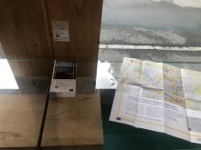 Im zu Bürozeiten frei zugänglichen Foyer des Life Cycle Tower liegt die Karte mit allen Dornbirner Stationen zum Mitnehmen auf. 