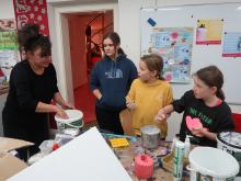 „Hands on“ hieß es beim Besuch der Mädchen aus dem Großen Walsertal im Mädchenzentrum Amazone in Bregenz. Mädchen können sich dort auf vielfältige Art ausprobieren. Foto: Verein Amazone