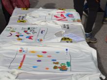 Mit selbst gestalteten T-Shirts machen die Volksschüler*innen auf die Wichtigkeit artenreicher Wiesen aufmerksam. Foto: Biosphärenpark Großes Walsertal