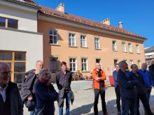 Gemeindemandatar*innen und weitere Interessierte aus Vorarlberg besichtigen das genossenschaftliche Projekt "wohnenPlus" in Wangen.
